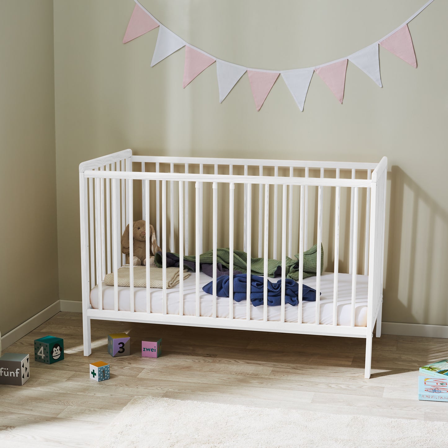 Babybett Kinderbett 60x120 Gitterbett Baby Bett Komplett-Set Beistellbett mitwachsend, Lattenrost höhenverstellbar mit abnehmbaren Sprossen | weiß Kiefer-Vollholz
