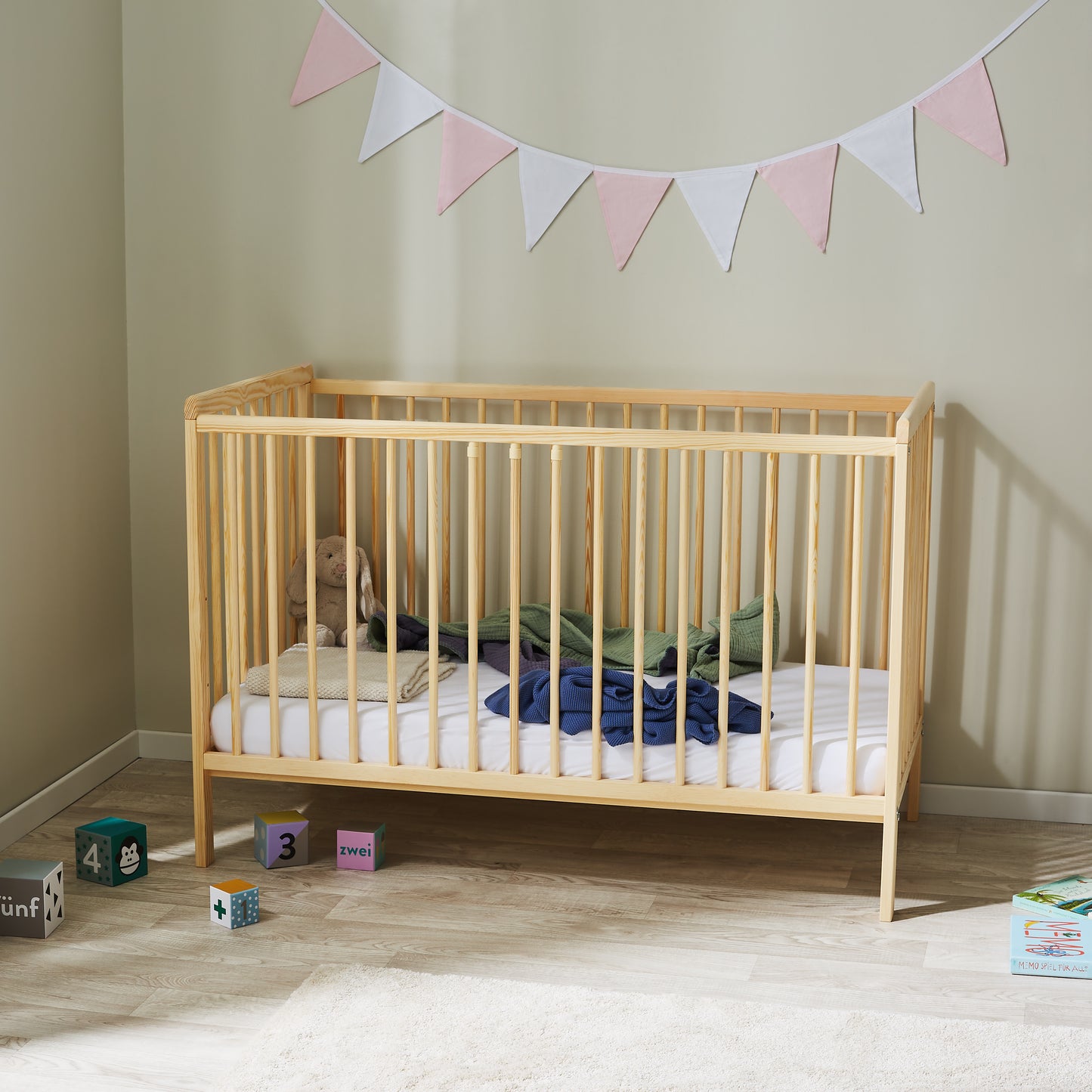 Babybett Kinderbett 60x120 Gitterbett Baby Bett Komplett-Set Beistellbett mitwachsend, Lattenrost höhenverstellbar mit abnehmbaren Sprossen | weiß Kiefer-Vollholz