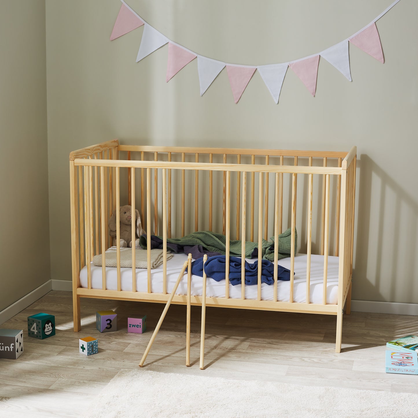 Babybett Kinderbett 60x120 Gitterbett Baby Bett Komplett-Set Beistellbett mitwachsend, Lattenrost höhenverstellbar mit abnehmbaren Sprossen | weiß Kiefer-Vollholz