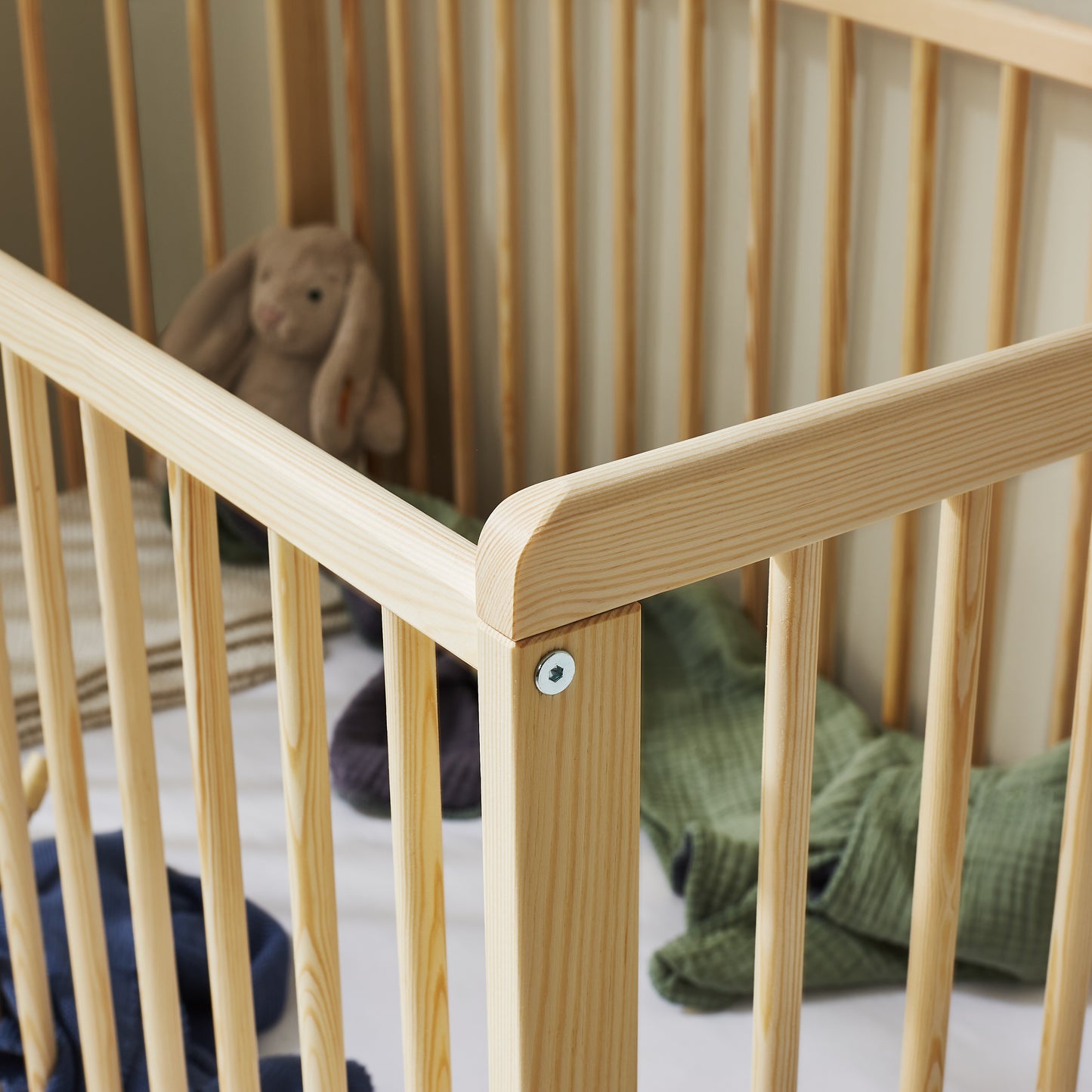 Babybett Kinderbett 60x120 Gitterbett Baby Bett Komplett-Set Beistellbett mitwachsend, Lattenrost höhenverstellbar mit abnehmbaren Sprossen | weiß Kiefer-Vollholz