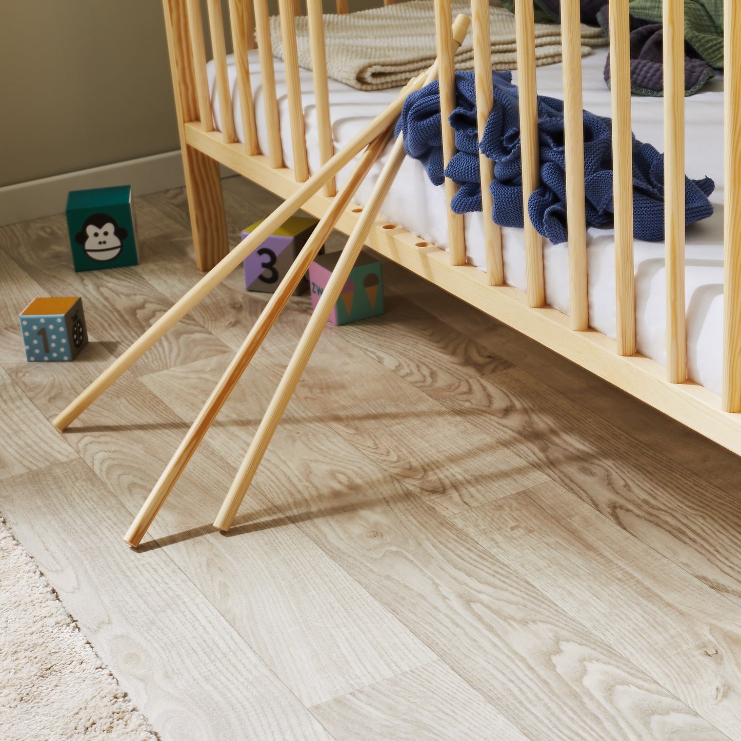 Babybett Kinderbett 60x120 Gitterbett Baby Bett Komplett-Set Beistellbett mitwachsend, Lattenrost höhenverstellbar mit abnehmbaren Sprossen | weiß Kiefer-Vollholz