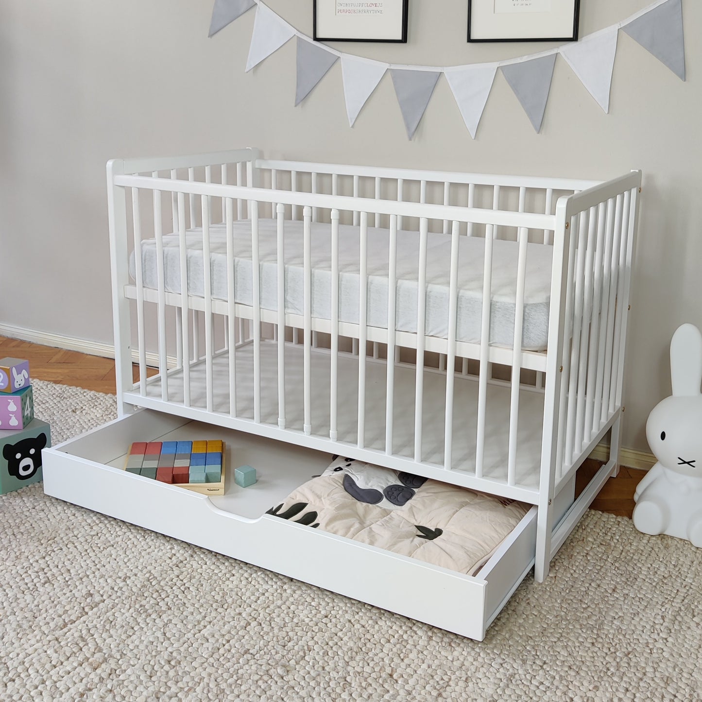 Babybett Kinderbett 60x120 Gitterbett Baby Bett Komplett-Set Beistellbett mitwachsend, Lattenrost höhenverstellbar mit abnehmbaren Sprossen | weiß Kiefer-Vollholz