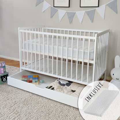 Babybett mit Matratze und Schublade Kinderbett Gitterbett 60x120 höhenverstellbar & herausnehmbare Sprossen | weiss sehr stabil Made in Europe