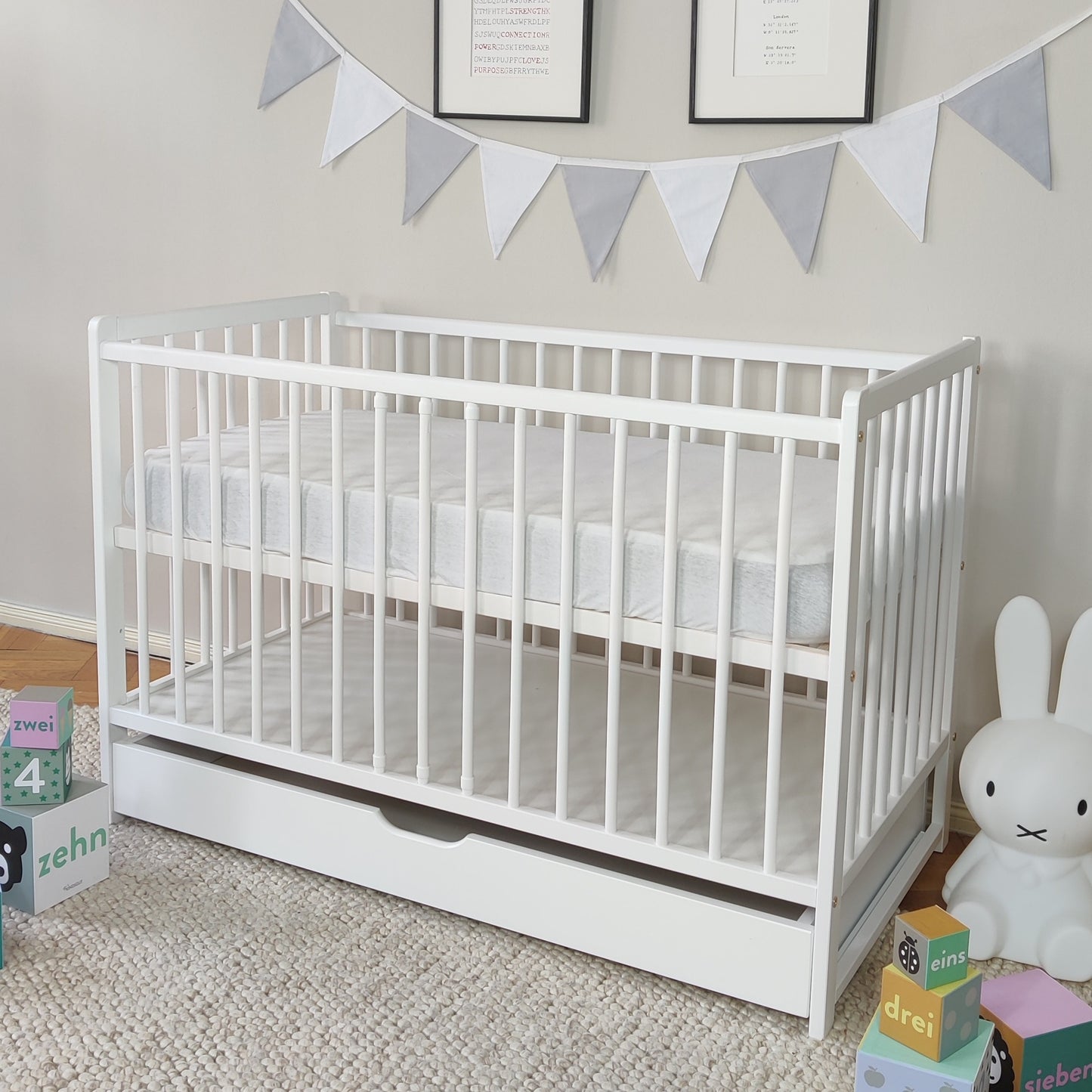 Babybett mit Matratze und Schublade Kinderbett Gitterbett 60x120 höhenverstellbar & herausnehmbare Sprossen | weiss sehr stabil Made in Europe