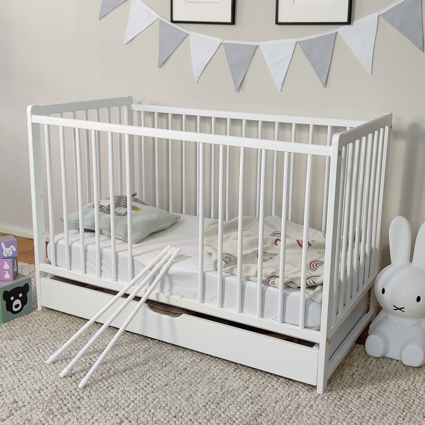 Babybett mit Matratze und Schublade Kinderbett Gitterbett 60x120 höhenverstellbar & herausnehmbare Sprossen | weiss sehr stabil Made in Europe