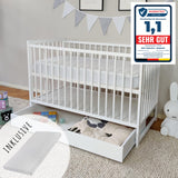 Lit bébé avec tiroir (en option) Lit bébé 60x120 réglable en hauteur et échelons amovibles avec matelas (en option) | blanc, très stable Fabriqué en Europe