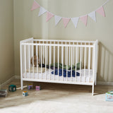 Lit bébé avec tiroir (en option) Lit bébé 60x120 réglable en hauteur et échelons amovibles avec matelas (en option) | blanc, très stable Fabriqué en Europe