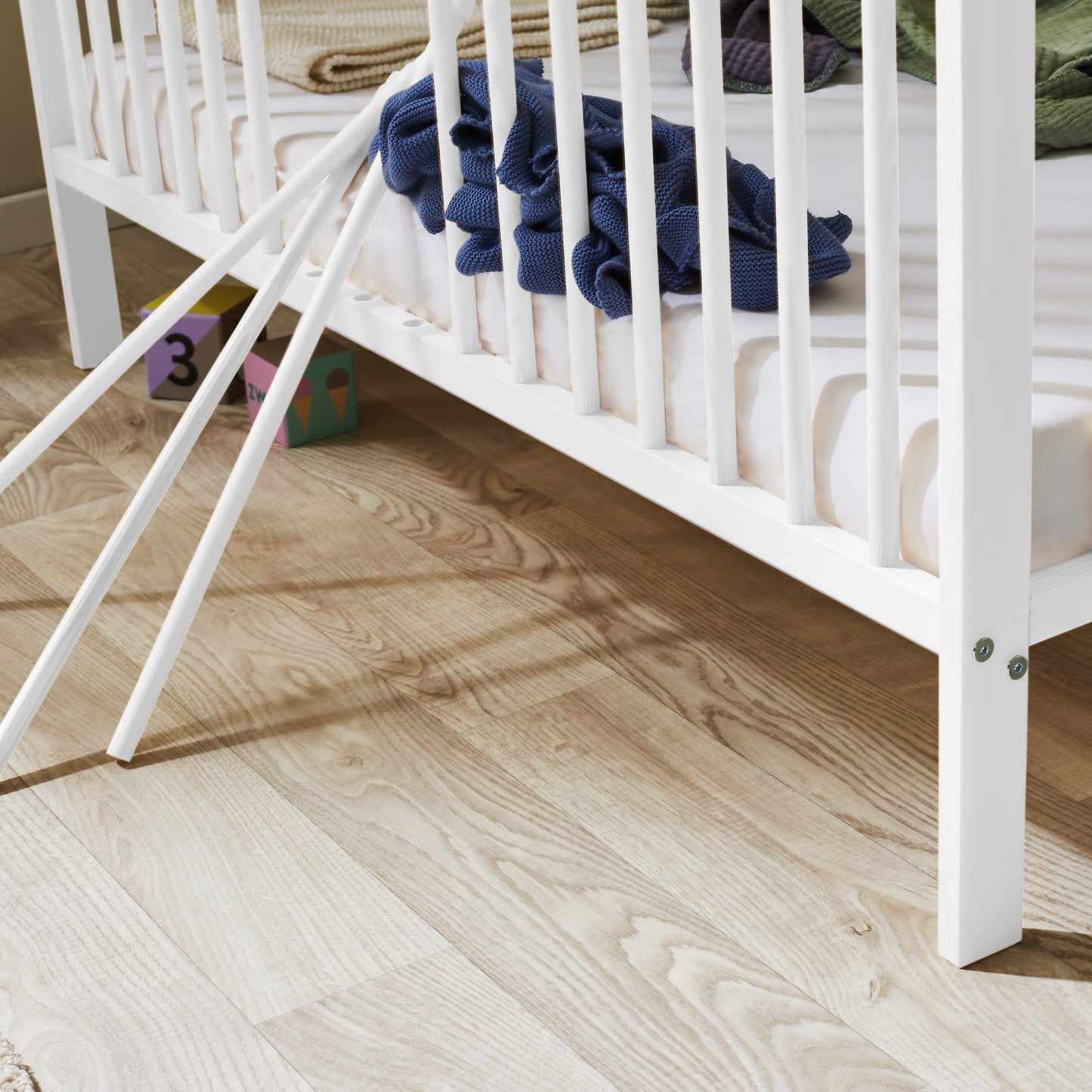 Babybett mit Schublade (optional) Kinderbett Gitterbett 60x120 höhenverstellbar & herausnehmbare Sprossen mit Matratze (optional) | weiss sehr stabil Made in Europe