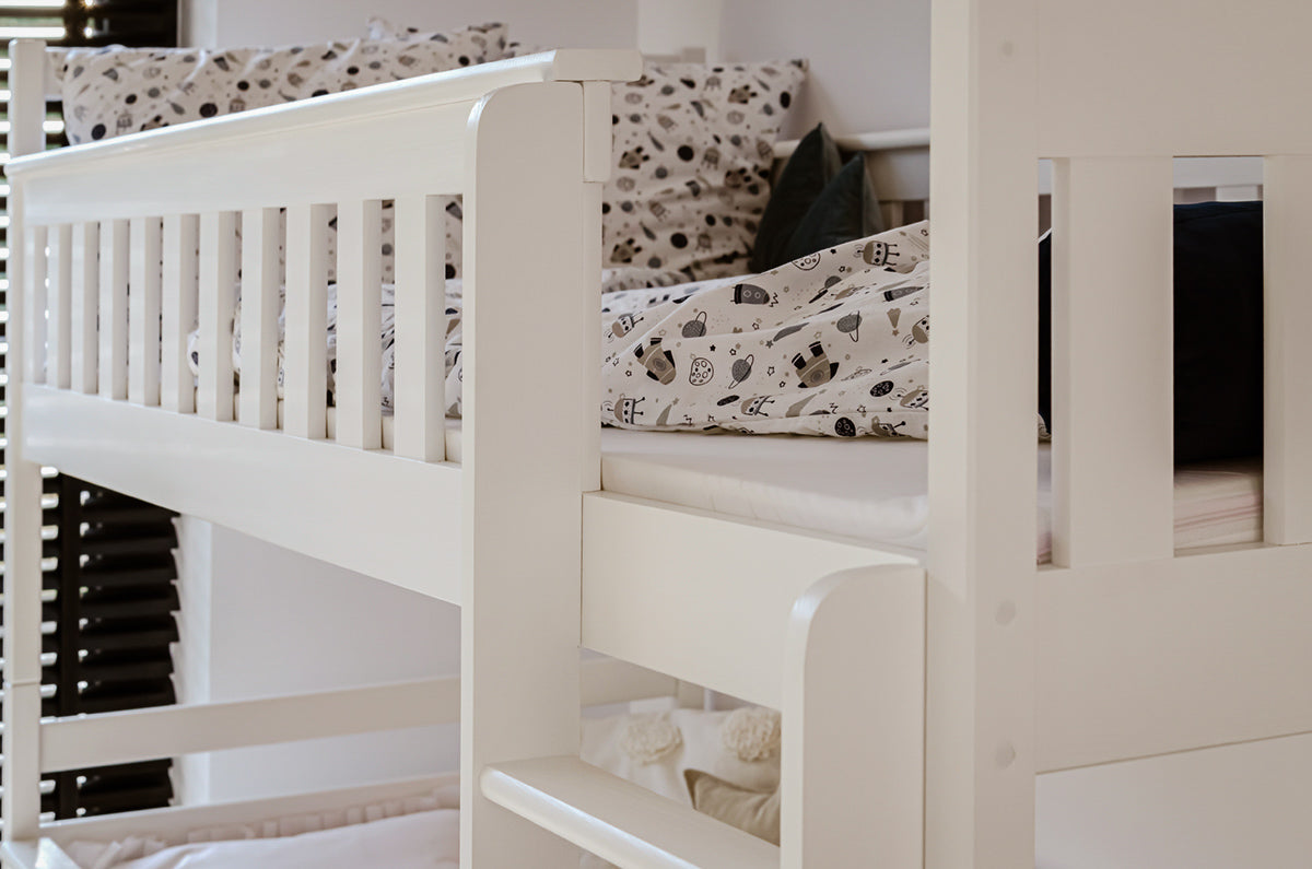 Hochbett 90x200 mit Ausziehbett und drei Matratzen (optional) Etagenbett mit Ausziehfunktion, zwei Schubladen, Lattenrost, Rausfallschutz, umbaubar in drei Einzelbetten, Vollholz massiv