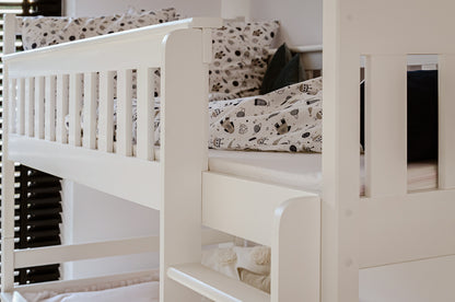 Hochbett 90x200 mit Ausziehbett und drei Matratzen (optional) Etagenbett mit Ausziehfunktion, zwei Schubladen, Lattenrost, Rausfallschutz, umbaubar in drei Einzelbetten, Vollholz massiv