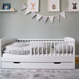 Lit enfant 140x70 cm avec matelas (en option), sommier à lattes, tiroir et protection antichute en bois massif blanc - 70 x 140 taille parfaite après lit bébé